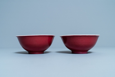 Une paire de bols en porcelaine de Chine rouge de rubis monochrome, marque et &eacute;poque de Jiaqing