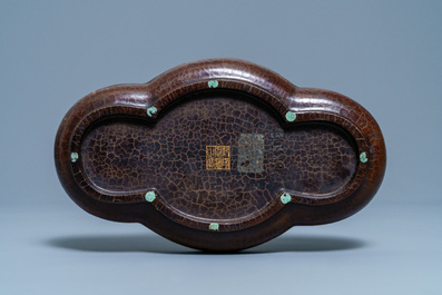 Een Chinese lakwerk dekseldoos met parelmoer en zeepsteen ingelegd, Qianlong merk, 18/19e eeuw