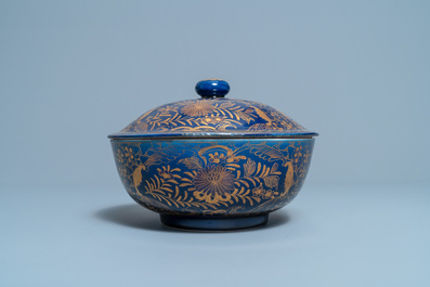Trois bols en porcelaine de Chine &agrave; d&eacute;cor dor&eacute; sur fond bleu monochrome, 19&egrave;me