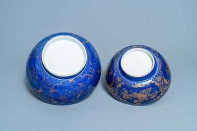 Trois bols en porcelaine de Chine &agrave; d&eacute;cor dor&eacute; sur fond bleu monochrome, 19&egrave;me