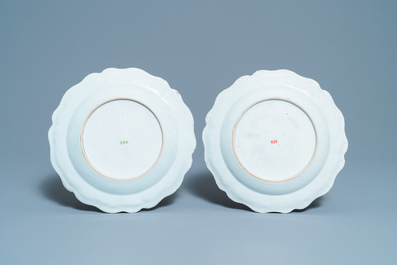 Une paire d'assiettes armori&eacute;es en porcelaine de Chine famille rose pour le march&eacute; danois, Qianlong