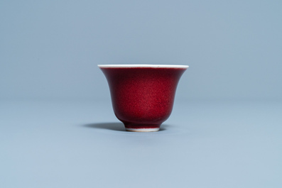 Une tasse &agrave; vin en porcelaine de Chine sang de boeuf monochrome, 19/20&egrave;me