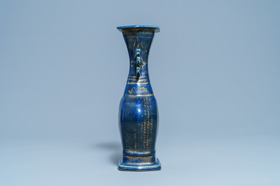Een Chinese monochrome blauwe vaas met vergulding, Qianlong