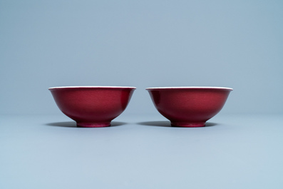 Une paire de bols en porcelaine de Chine rouge de rubis monochrome, marque et &eacute;poque de Jiaqing