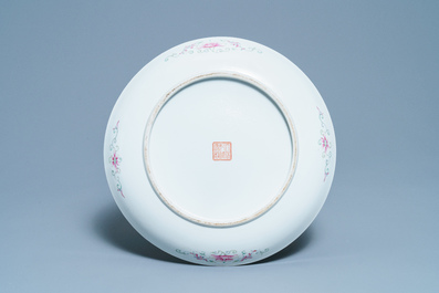 Un plat en porcelaine de Chine famille rose &agrave; d&eacute;cor d'un dragon et d'un ph&eacute;nix, marque de Qianlong, R&eacute;publique