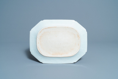 Quatre plats de forme octagonale en porcelaine de Chine en bleu et blanc, Qianlong