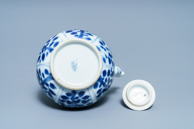 Een Chinese blauw-witte miniatuur theepot, Kangxi