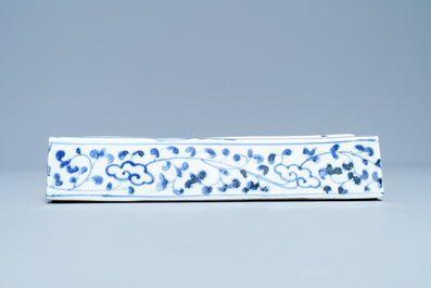 Een Japanse blauw-witte Shoki-Imari rechthoekige dekseldoos, Edo