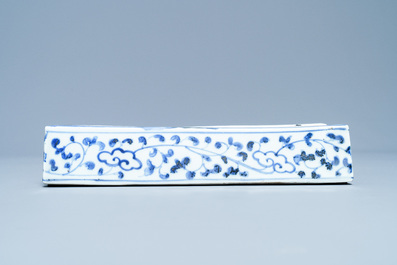 Une bo&icirc;te couverte de forme rectangulaire en porcelaine Shoki-Imari en bleu et blanc, Japon, Edo