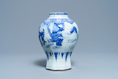 Un vase de forme octagonale en porcelaine de Chine en bleu et blanc, &eacute;poque Transition