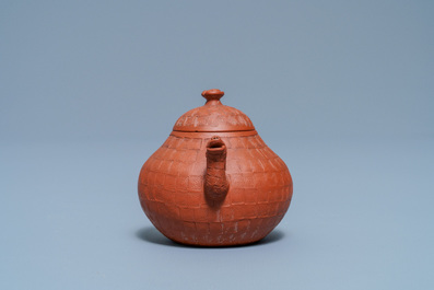 Een Chinese Yixing steengoed theepot met drakentuit, Kangxi