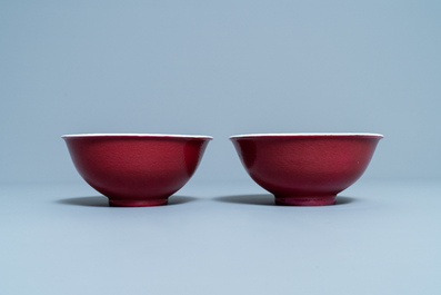 Une paire de bols en porcelaine de Chine rouge de rubis monochrome, marque et &eacute;poque de Jiaqing