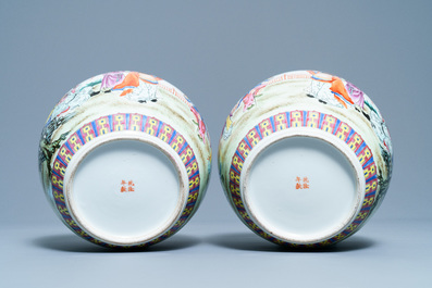 Une paire de pots couverts en porcelaine de Chine famille rose, marque de Qianlong, R&eacute;publique