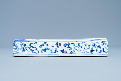 Une bo&icirc;te couverte de forme rectangulaire en porcelaine Shoki-Imari en bleu et blanc, Japon, Edo