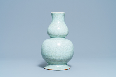 Een Chinese monochrome celadon en craquel&eacute; kalebasvaas, 18/19e eeuw