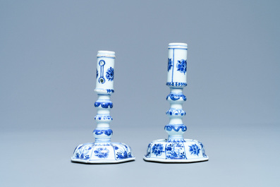 Een paar Chinese blauw-witte kandelaars, Kangxi