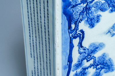 Un vase de forme carr&eacute;e en porcelaine de Chine en bleu et blanc, marque et &eacute;poque de Kangxi