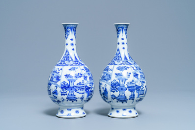 Een paar Chinese blauw-witte flesvormige vazen, Kangxi