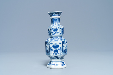 Een Chinese blauw-witte hexagonale vaas, Kangxi