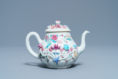 Une th&eacute;i&egrave;re en porcelaine de Chine famille rose &agrave; d&eacute;cor floral en relief, Yongzheng