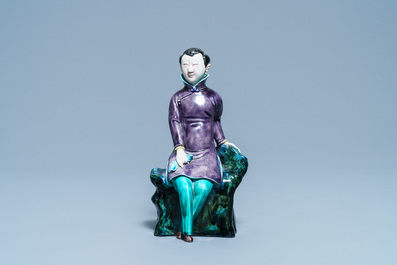 Une figure d'une dame assise en porcelaine de Chine polychrome, 19/20&egrave;me