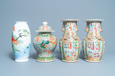 Six vases en porcelaine de Chine famille rose et un nombre de socles et couvercles, 19/20&egrave;me