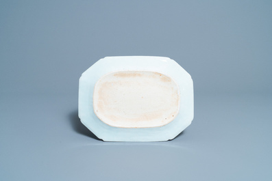 Quatre plats de forme octagonale en porcelaine de Chine en bleu et blanc, Qianlong