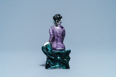Een Chinese polychrome porseleinen figuur van een zittende dame, 19/20e eeuw