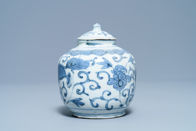 Un vase couvert en porcelaine de Chine en bleu et blanc &agrave; d&eacute;cor de lions bouddhistes, Ming
