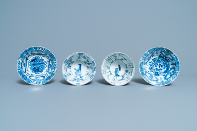 Vijf Chinese blauw-witte kraakporseleinen kommen, Wanli
