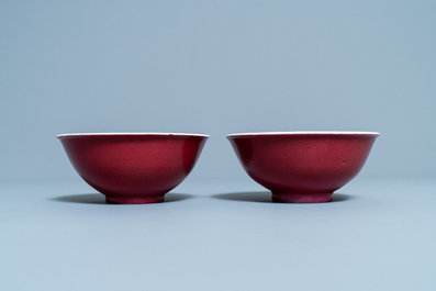 Une paire de bols en porcelaine de Chine rouge de rubis monochrome, marque et &eacute;poque de Jiaqing