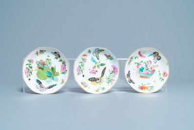 Cinq tasses et soucoupes en porcelaine de Chine famille rose &agrave; d&eacute;cor de papillons, 19&egrave;me