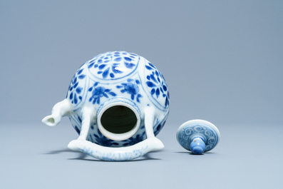 Een Chinese blauw-witte miniatuur theepot, Kangxi