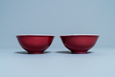 Une paire de bols en porcelaine de Chine rouge de rubis monochrome, marque et &eacute;poque de Jiaqing