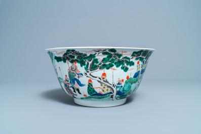 Un grand bol en porcelaine de Chine famille verte &agrave; d&eacute;cor figuratif, Kangxi