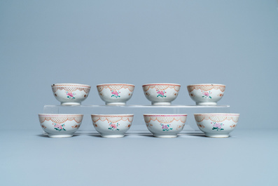 Dix-sept tasses et dix-neuf soucoupes en porcelaine de Chine famille rose, Qianlong