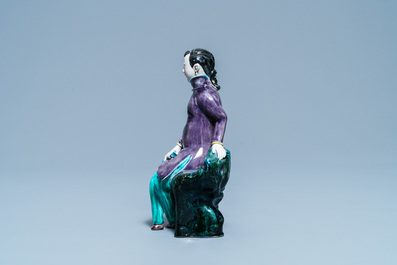 A Chinese polychrome porcelain figure of a seated lady, 19/20th C.