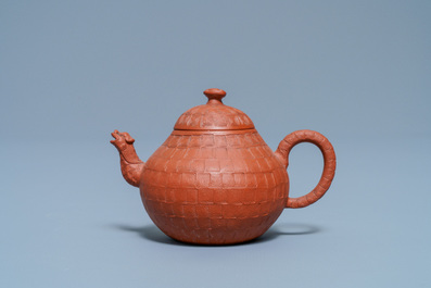 Een Chinese Yixing steengoed theepot met drakentuit, Kangxi