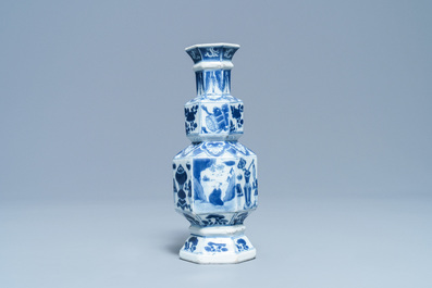 Een Chinese blauw-witte hexagonale vaas, Kangxi