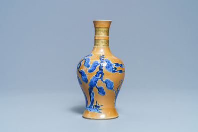 Un vase en porcelaine de Chine en bleu et blanc sur fond caf&eacute; au lait, Kangxi