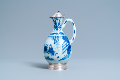 Une verseuse en porcelaine de Chine en bleu et blanc aux montures d'argent hollandais, &eacute;poque Transition
