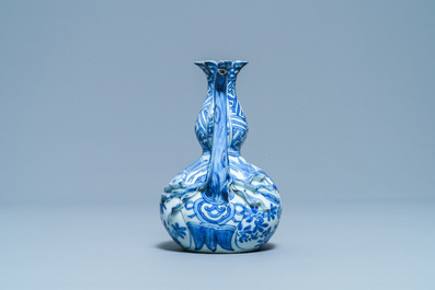 Un kendi en porcelaine de Chine en bleu et blanc en forme de grenade, Wanli