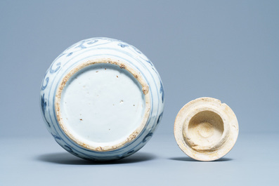 Un vase couvert en porcelaine de Chine en bleu et blanc &agrave; d&eacute;cor de lions bouddhistes, Ming