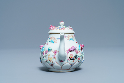 Une th&eacute;i&egrave;re en porcelaine de Chine famille rose &agrave; d&eacute;cor floral en relief, Yongzheng