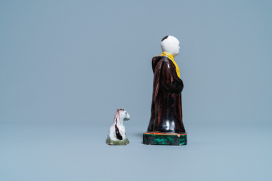 Een polychrome Delftse miniatuur van een paard en een figuur van een monnik, 18e eeuw