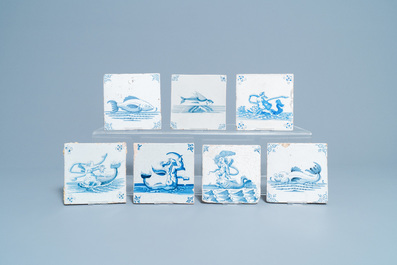 Zeven blauw-witte Delftse tegels met zeewezens, 17e eeuw