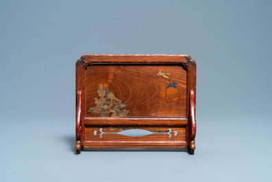 Een Japans gelakt houten tafelscherm, Edo, 18/19e eeuw