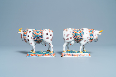 Une paire de mod&egrave;les de vaches en fa&iuml;ence de Delft polychrome, 18&egrave;me