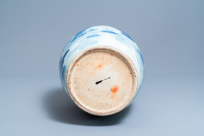 Een grote Chinese blauw-witte flesvormige vaas, 19e eeuw