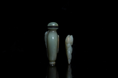 Une tabati&egrave;re et une figure d'un gar&ccedil;on en jade sculpt&eacute;, Chine, Qing